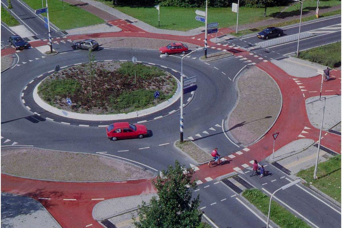 Réaliser tous les giratoires sur le principe des ronds-points hollandais.