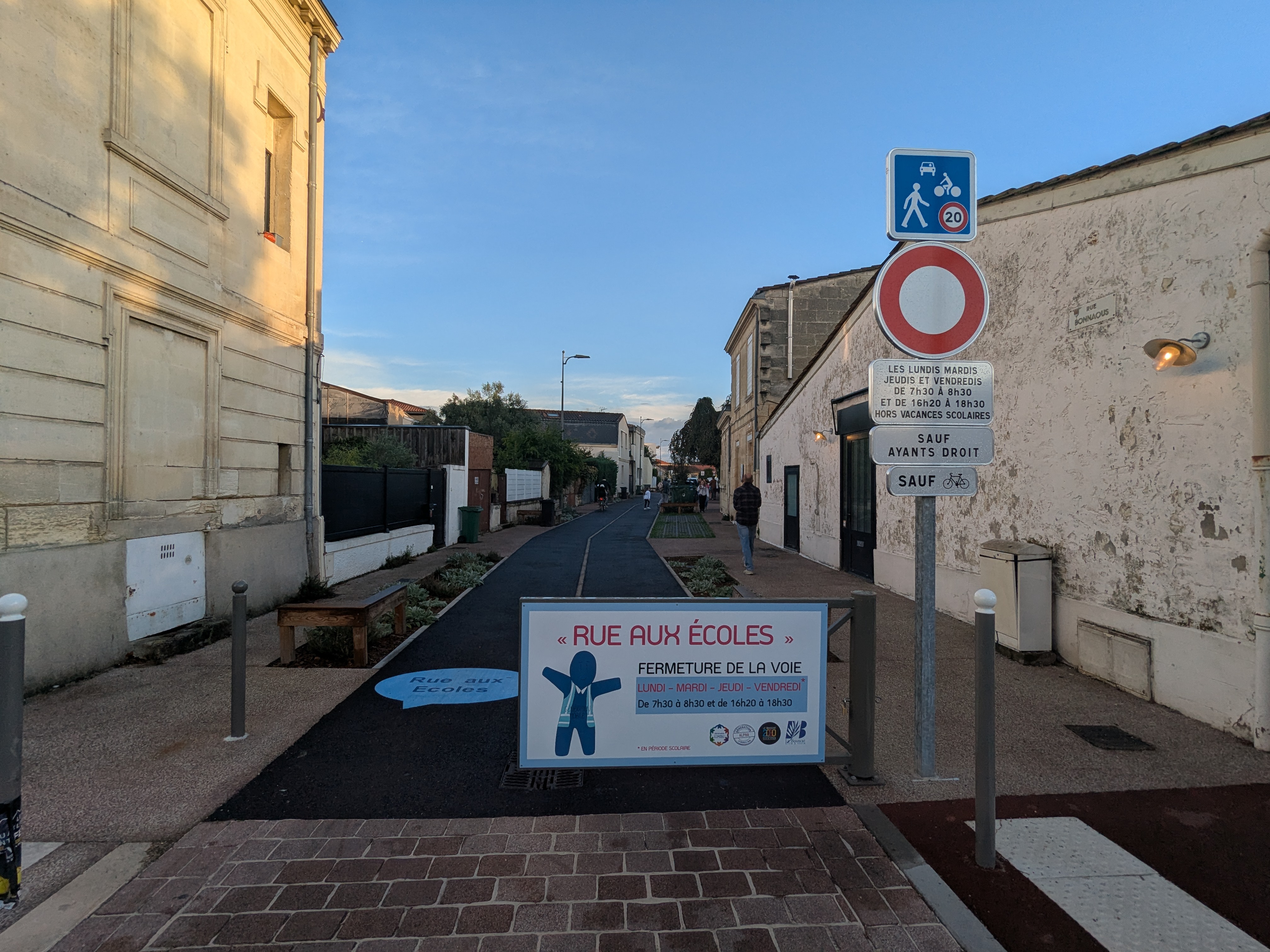 Transformer les rues des écoles en lieux de vie sans voiture