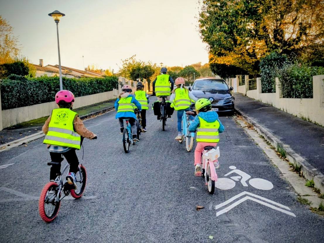 Mettre en place et soutenir des initiatives pour inciter et faciliter le déplacement des enfants à vélo ou à pied